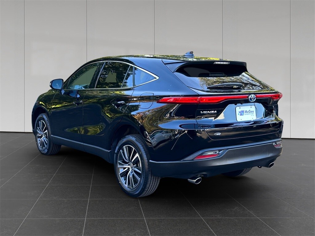 2023 Toyota Venza LE photo 3