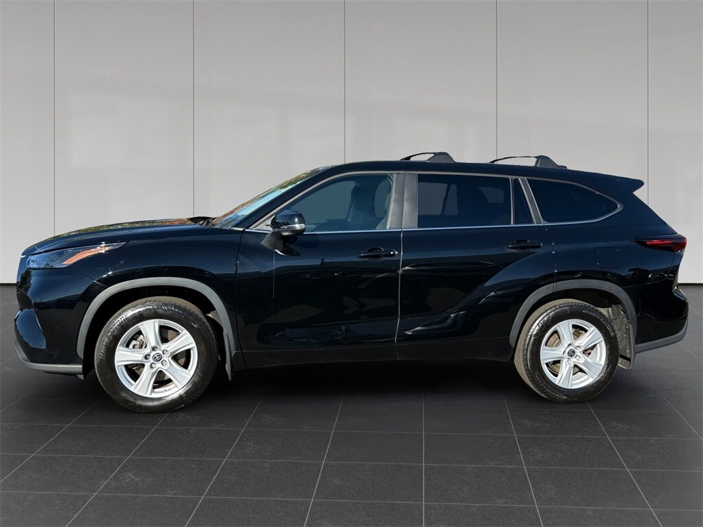 2024 Toyota Highlander LE photo 2