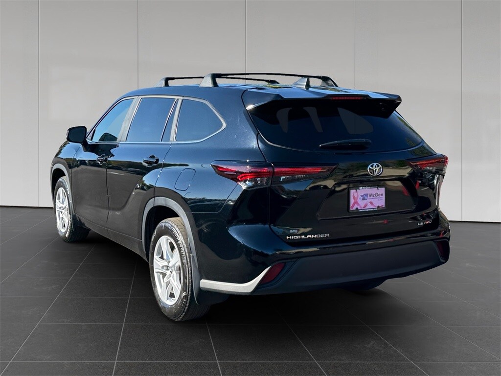 2024 Toyota Highlander LE photo 3