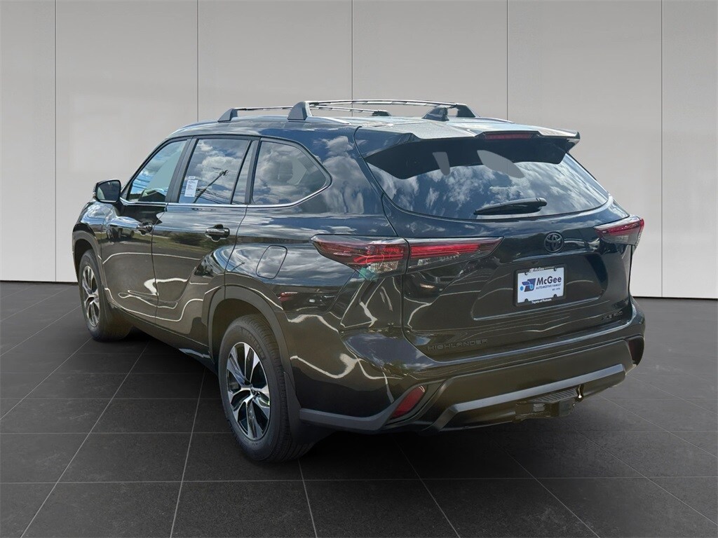 2025 Toyota Highlander XLE photo 3