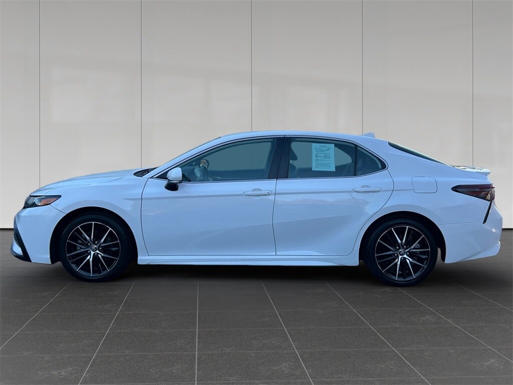 2022 Toyota Camry SE photo 2