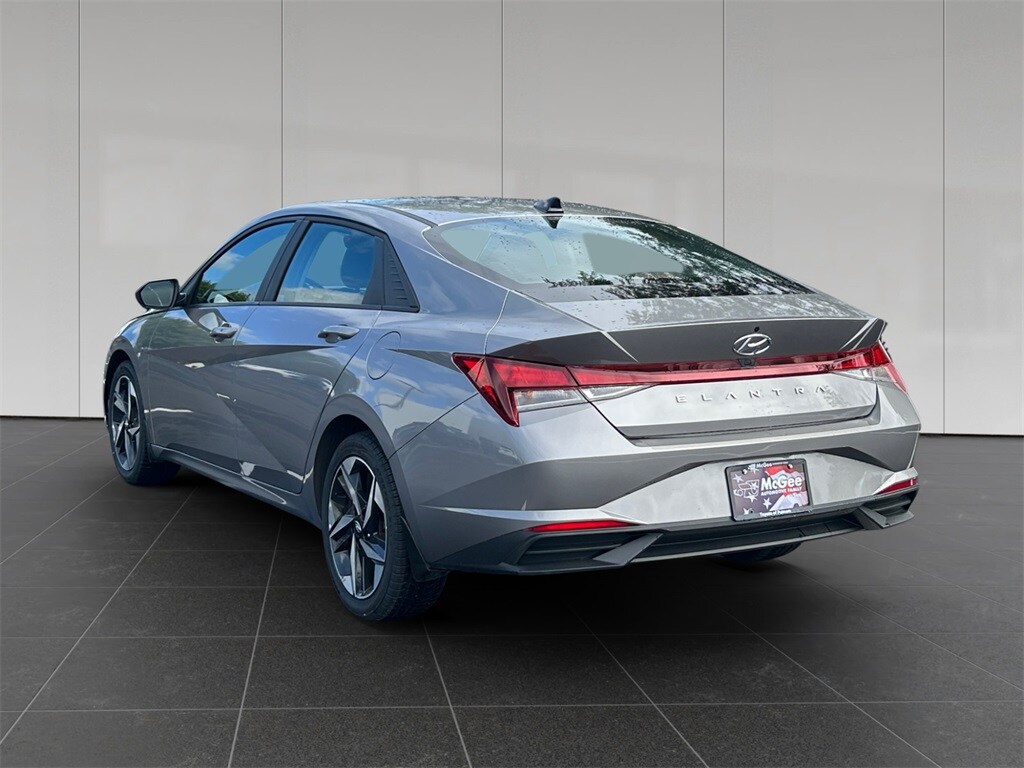 2023 Hyundai Elantra SEL photo 3