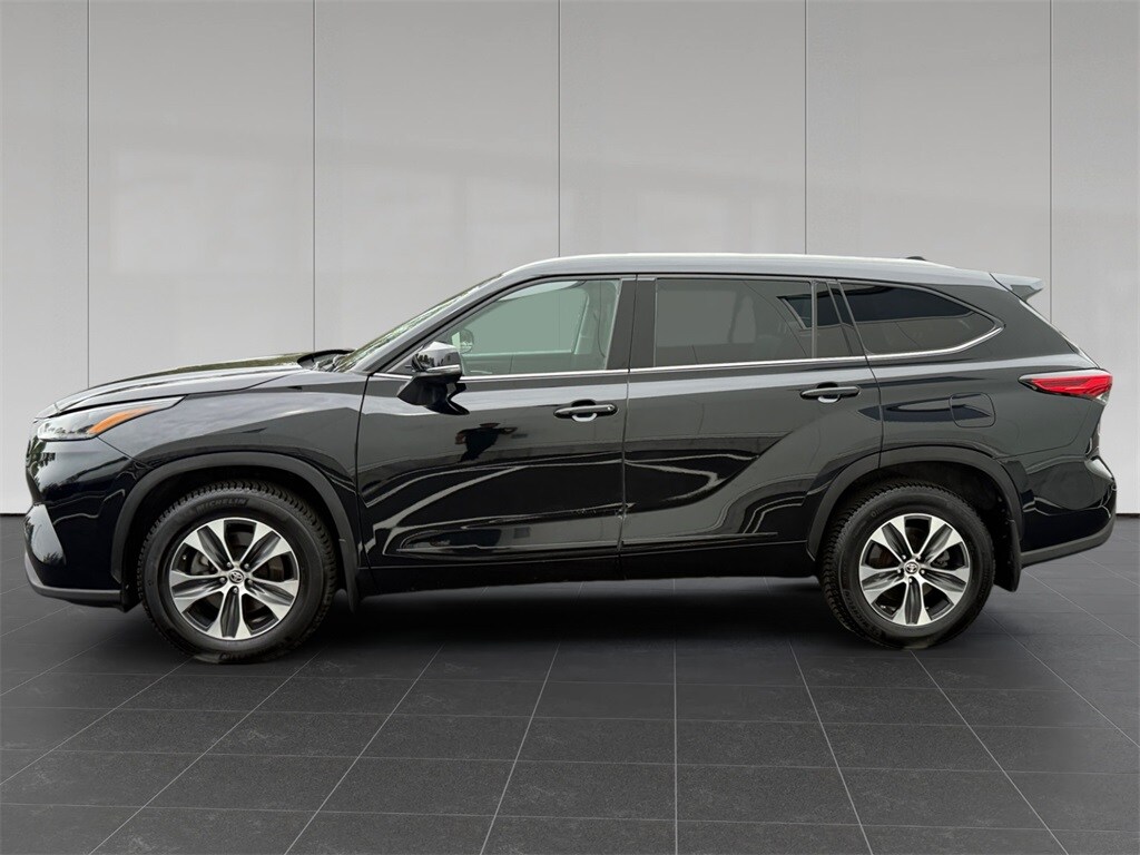 2022 Toyota Highlander XLE photo 2