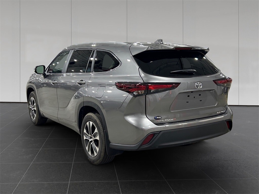 2025 Toyota Highlander XLE photo 3