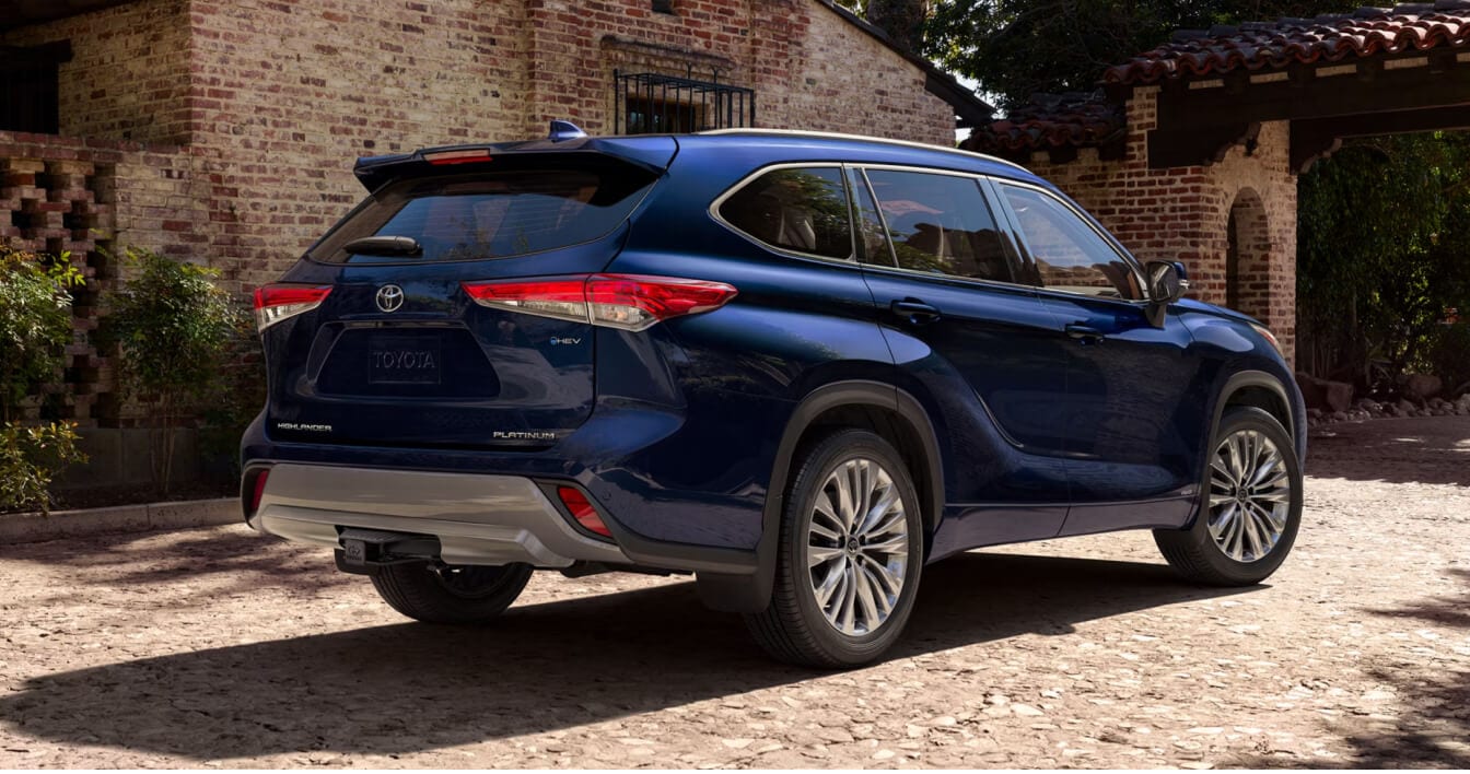 Rear quarter view of a 26 Toyota Highlander Platinum in Blueprint parked on a brick villa.
