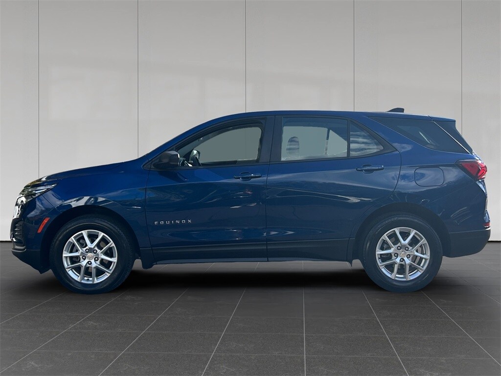 2022 Chevrolet Equinox LS photo 2