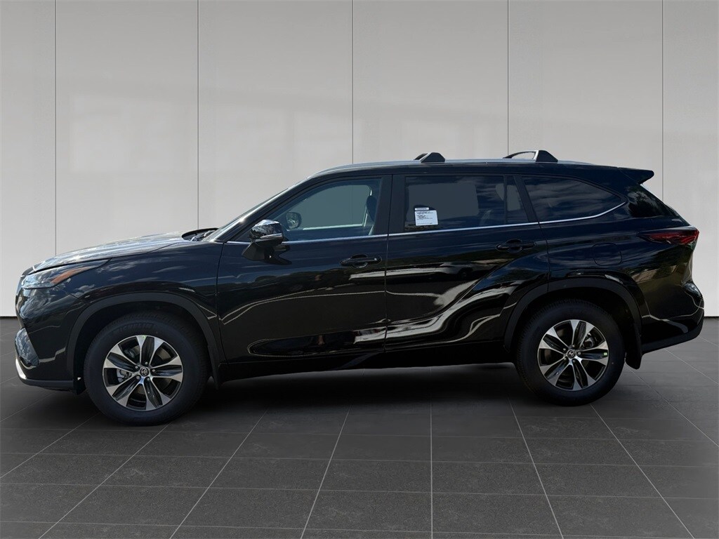 2025 Toyota Highlander XLE photo 2