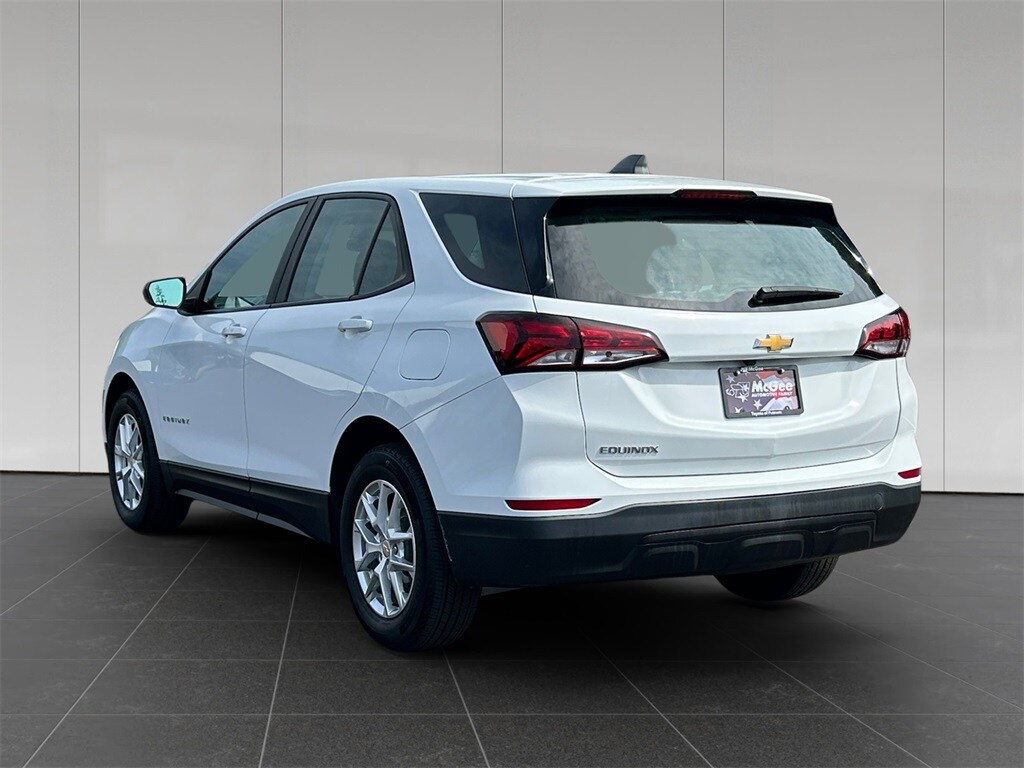 2022 Chevrolet Equinox LS photo 2