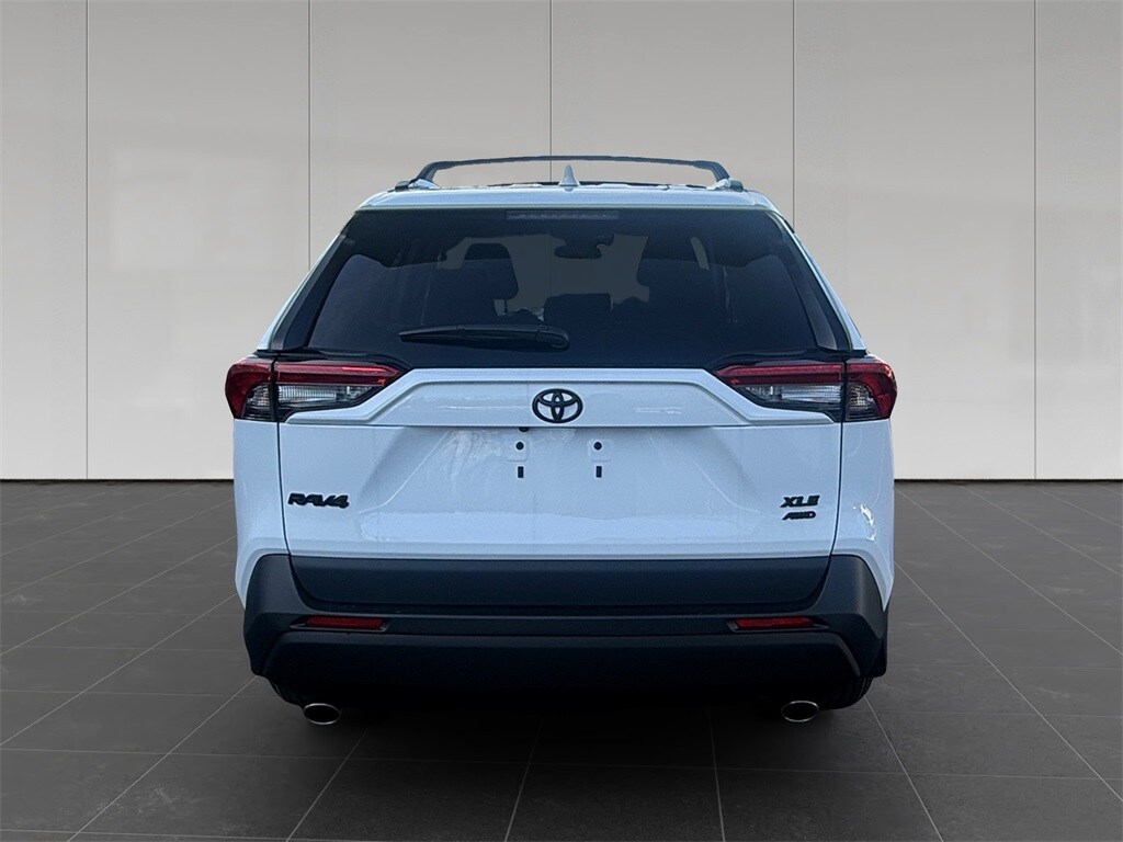 2025 Toyota RAV4 XLE photo 4