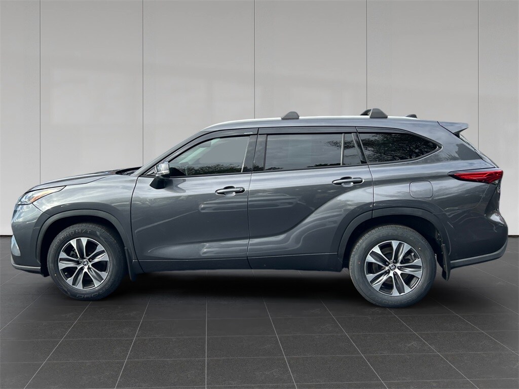 2022 Toyota Highlander XLE photo 2