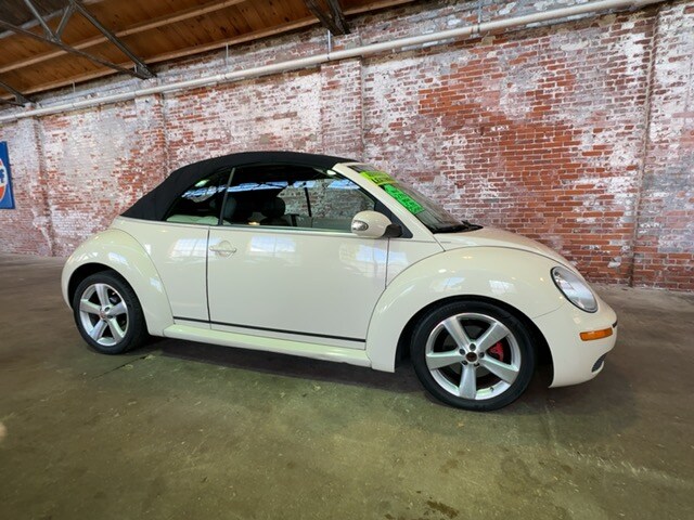 2007 Volkswagen Beetle 2.5 Convertible photo 2