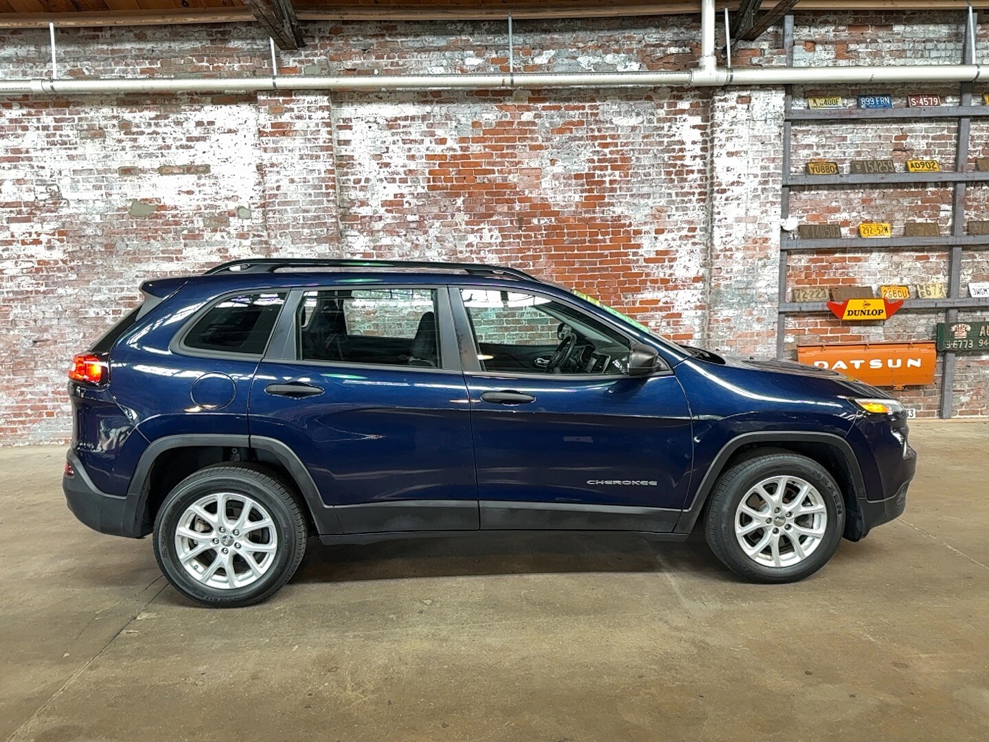2015 Jeep Cherokee Sport photo 2