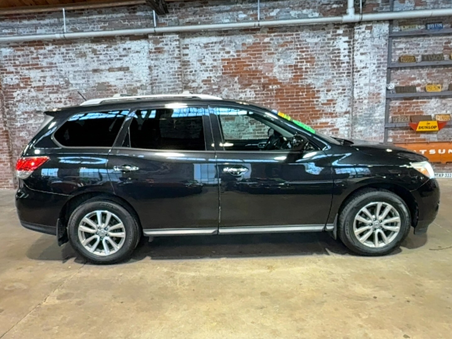 2016 Nissan Pathfinder SV photo 2