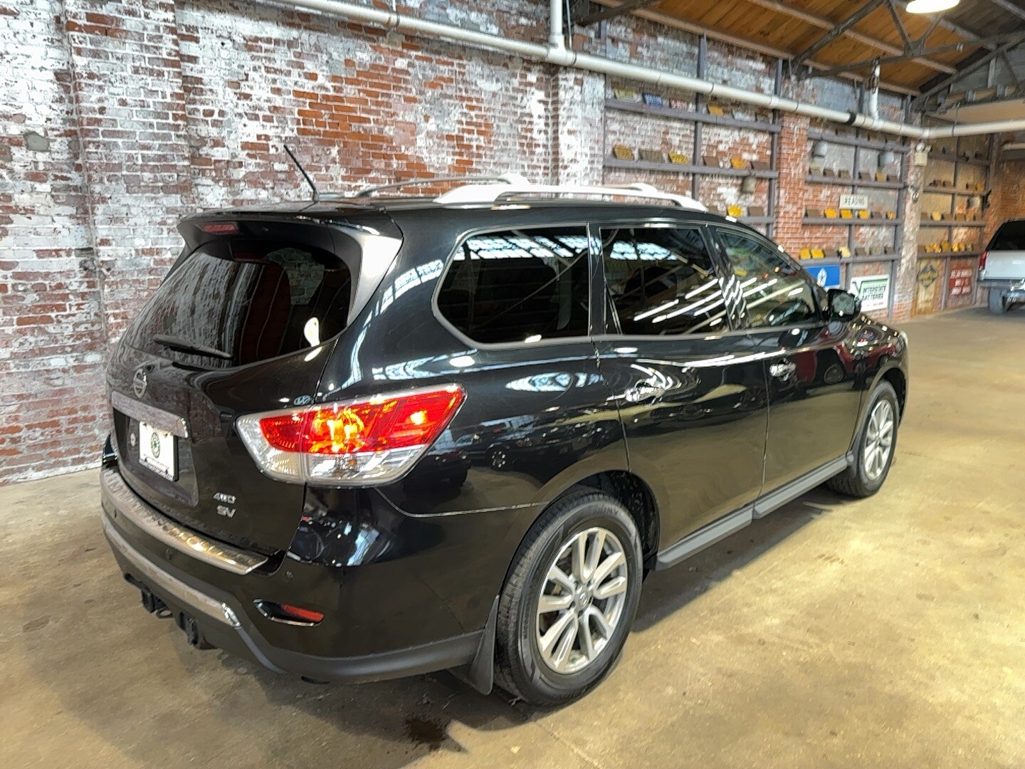 2016 Nissan Pathfinder SV photo 3