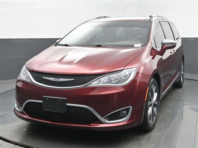 2017 Chrysler Pacifica Limited's photo