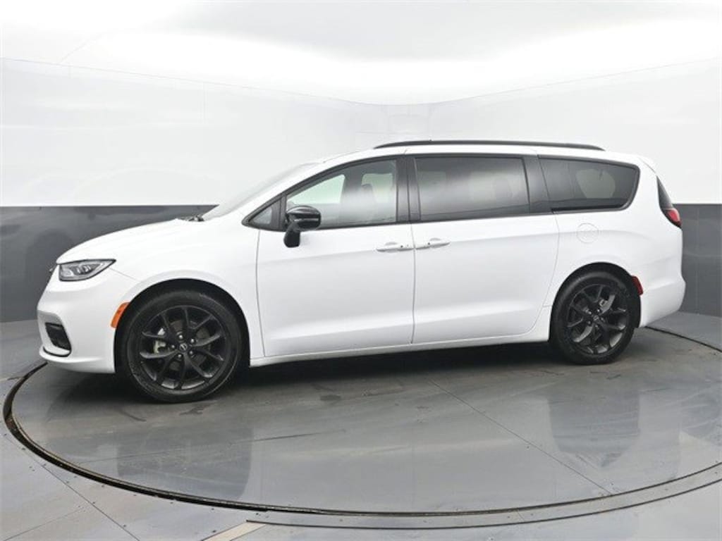 Used 2025 Chrysler Pacifica Limited