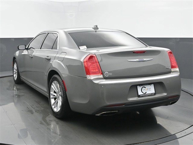 2019 Chrysler 300 Touring L photo 4