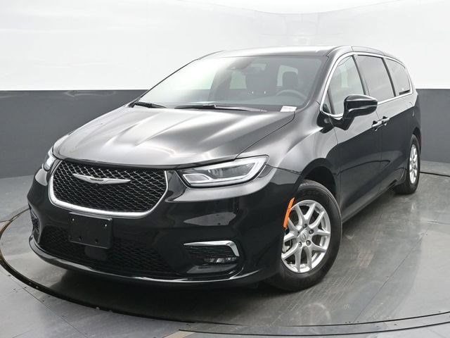 2025 Chrysler Pacifica Select's photo
