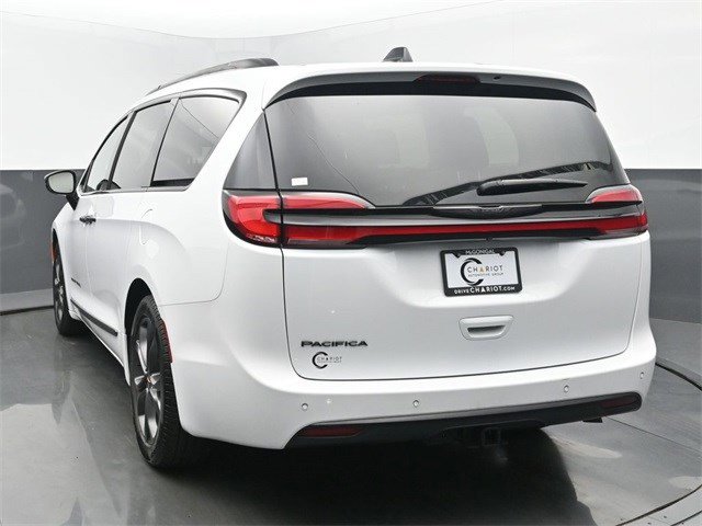 2024 Chrysler Pacifica Touring L photo 4