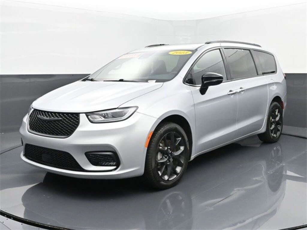 Used 2023 Chrysler Pacifica Limited Van Passenger Van