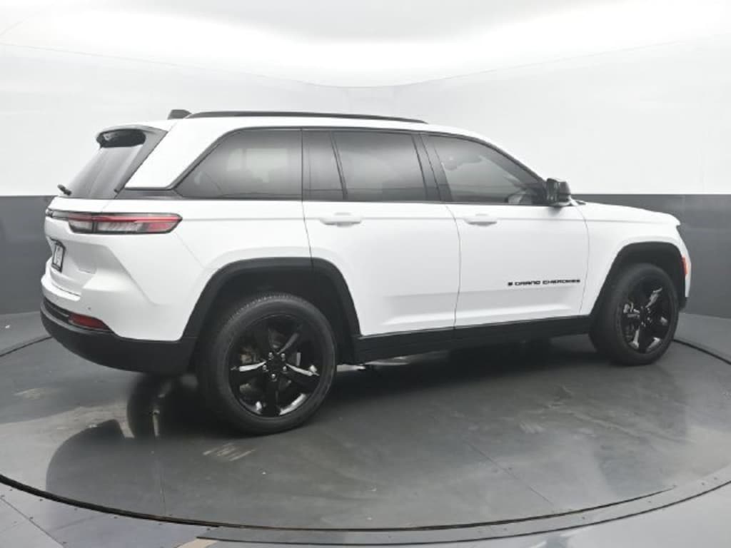 Used 2023 Jeep Grand Cherokee Altitude SUV