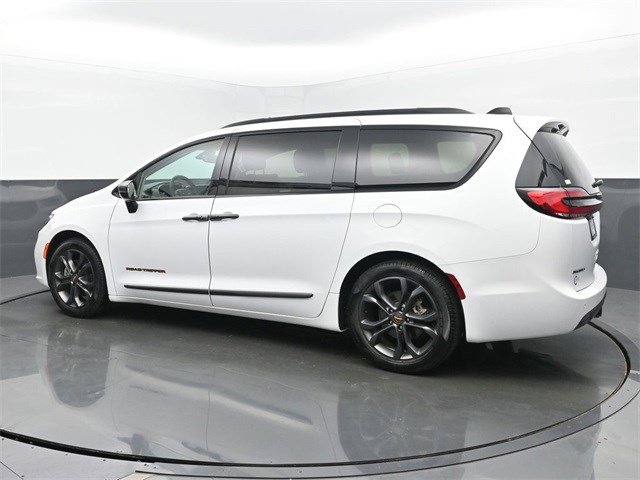 2024 Chrysler Pacifica Touring L photo 3