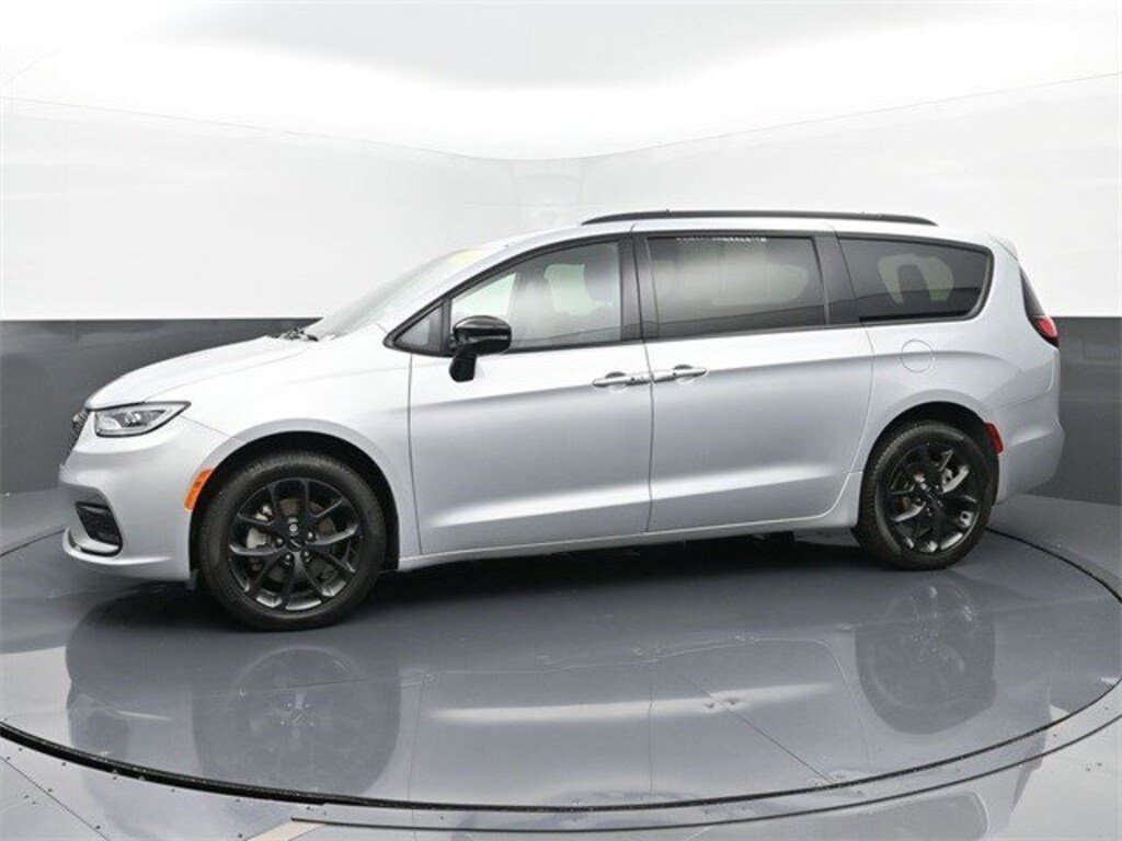 Used 2023 Chrysler Pacifica Limited Van Passenger Van