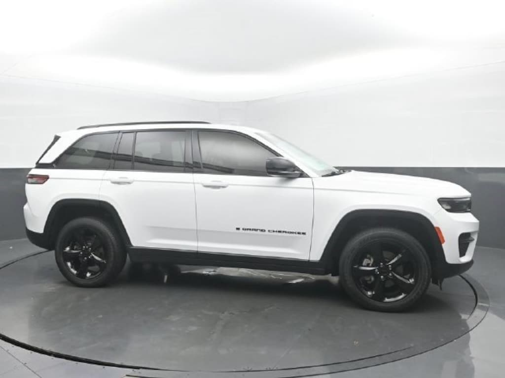 Used 2023 Jeep Grand Cherokee Altitude SUV