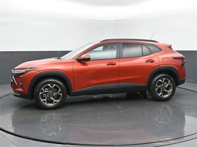 2024 Chevrolet Trax LT photo 2