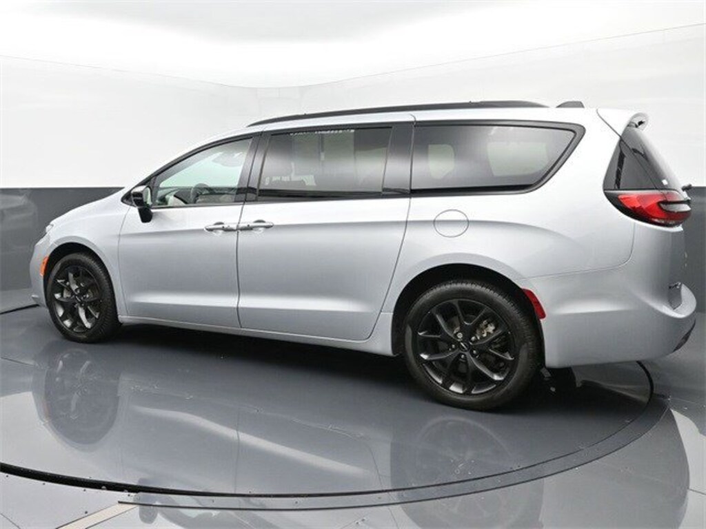Used 2023 Chrysler Pacifica Limited Van Passenger Van