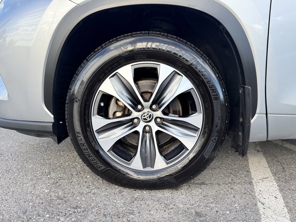 2021 Toyota Highlander XLE photo 2
