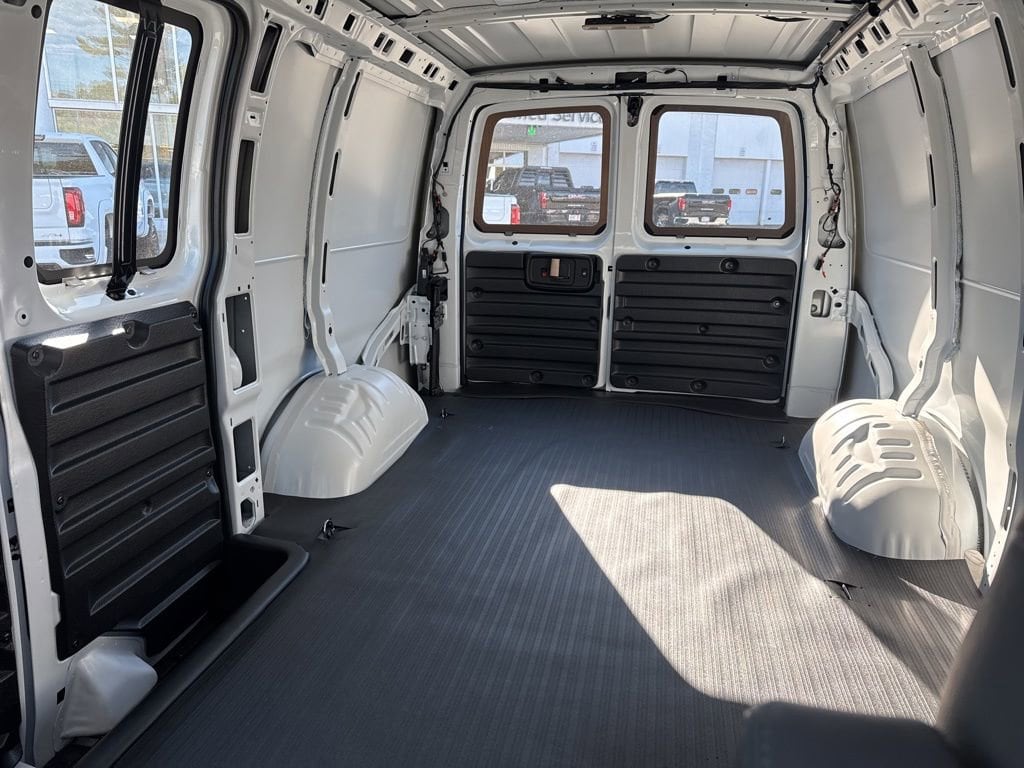2025 GMC Savana Cargo Work Van - Photo 21