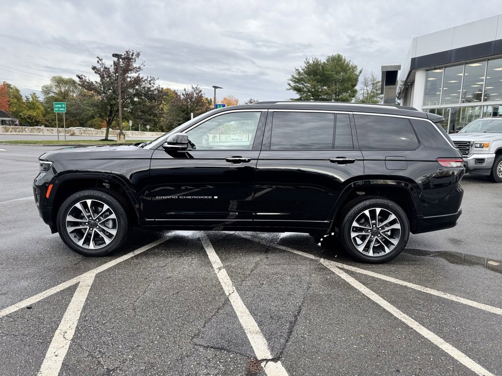 2023 Jeep Grand Cherokee Overland photo 2