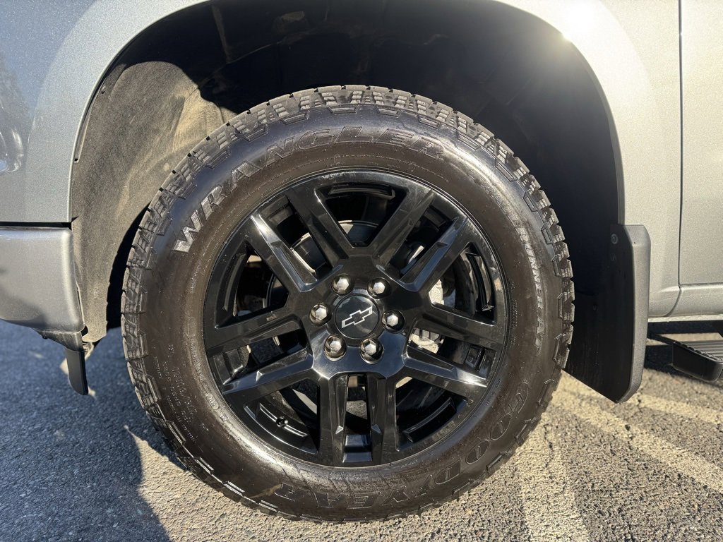 2023 Chevrolet Silverado 1500 Custom photo 3