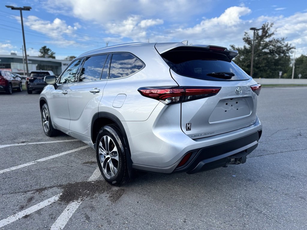 2021 Toyota Highlander XLE photo 3