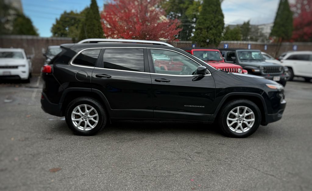2016 Jeep Cherokee Latitude photo 2