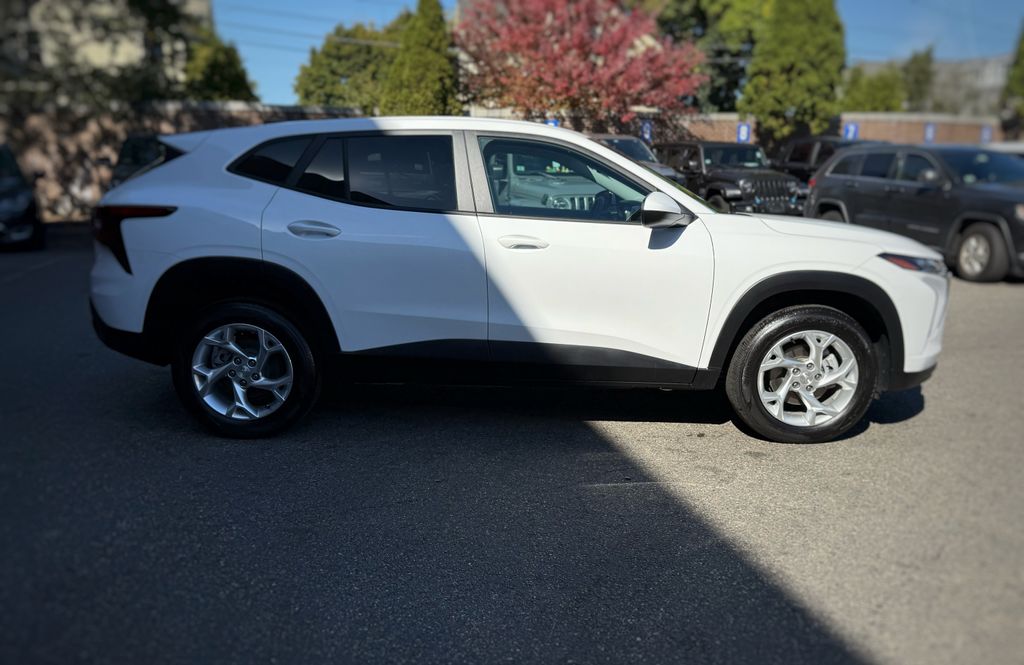 2024 Chevrolet Trax LS photo 2