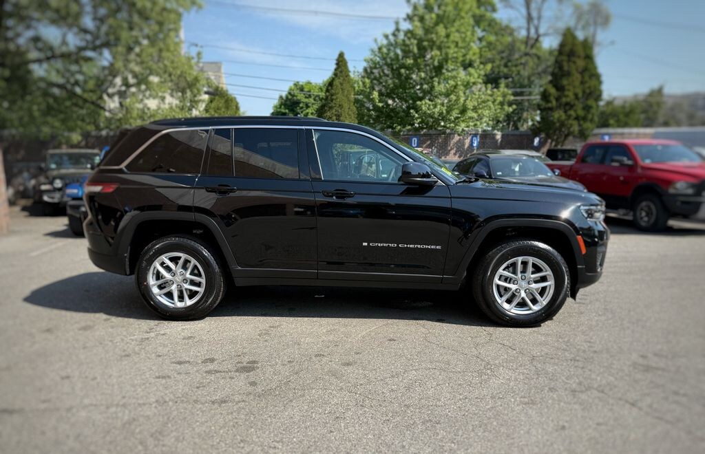 New 2026 Jeep Grand Cherokee Laredo Sport Utility