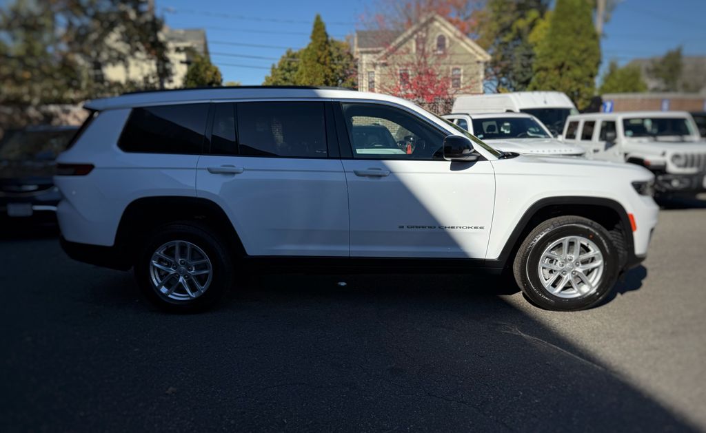 2025 Jeep Grand Cherokee Laredo photo 3