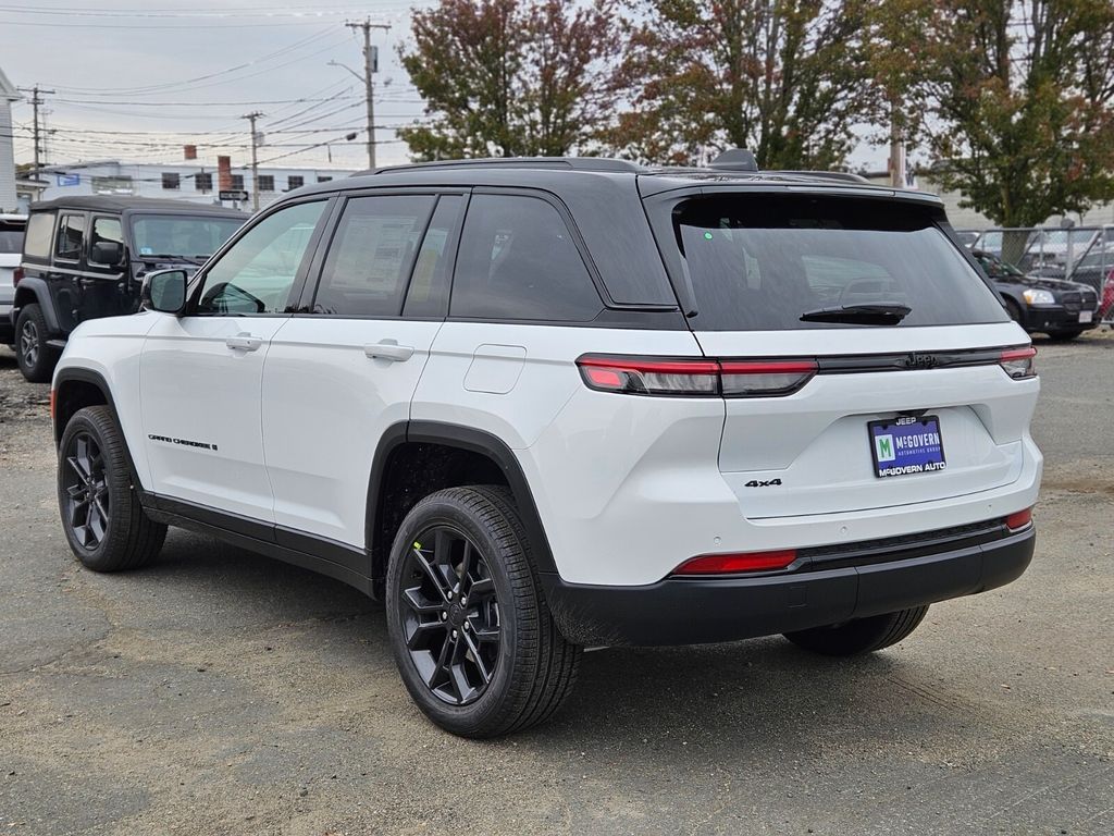 2025 Jeep Grand Cherokee Limited photo 3