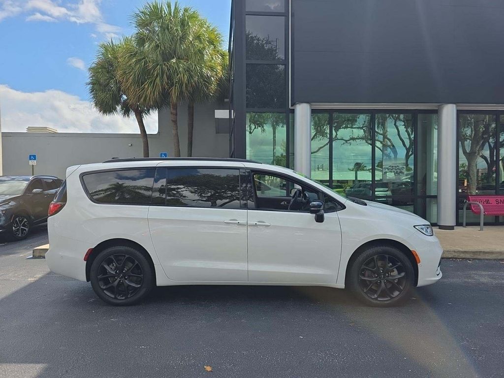 2024 Chrysler Pacifica Limited photo 2
