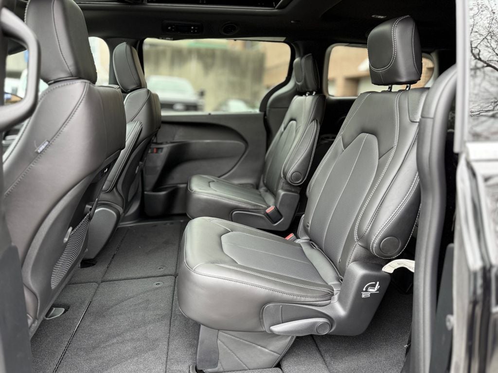 2026 Chrysler Pacifica Select - Photo 13