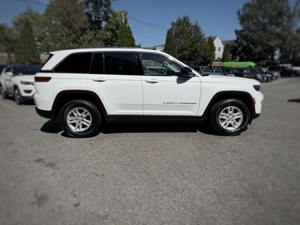 2023 Jeep Grand Cherokee Laredo photo 3