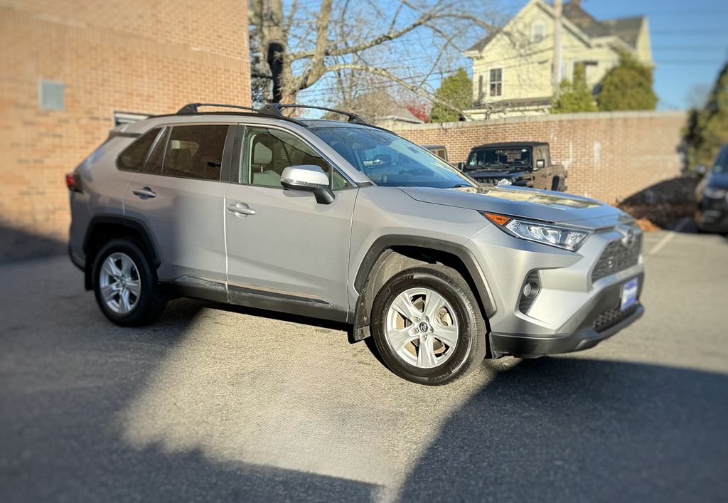 2021 Toyota RAV4 XLE photo 2