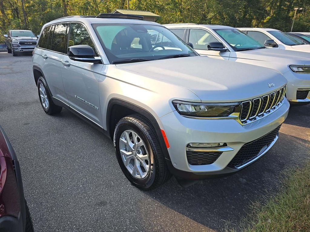 2024 Jeep Grand Cherokee Limited photo 3