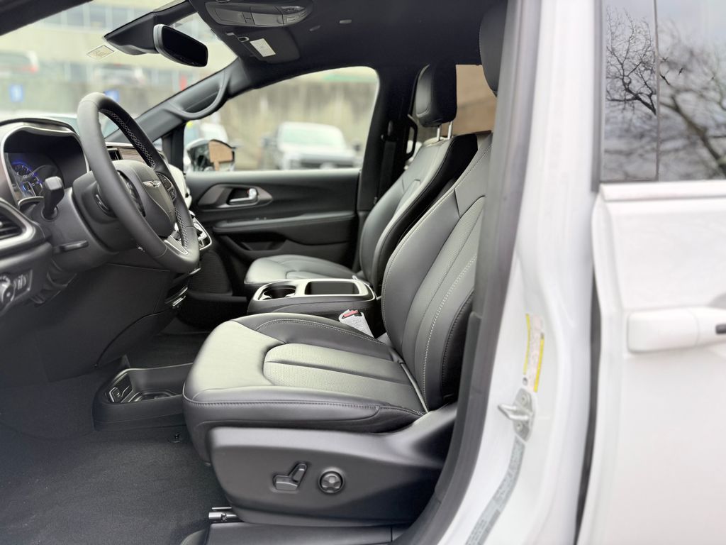 2026 Chrysler Pacifica Select - Photo 11