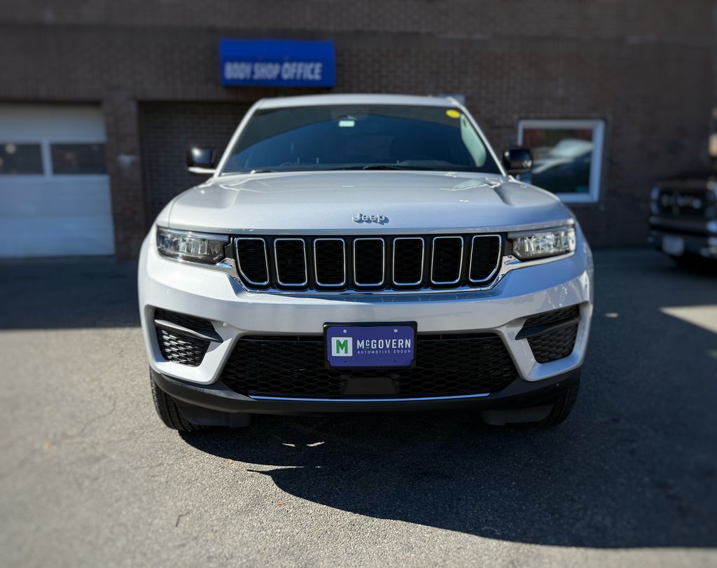 2025 Jeep Grand Cherokee Laredo X photo 2