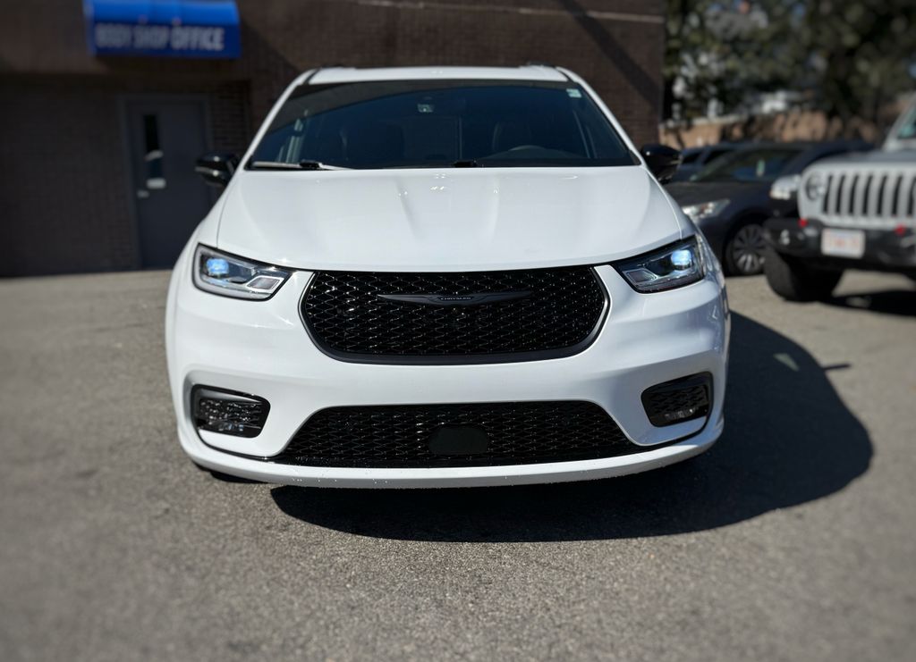 2024 Chrysler Pacifica Limited photo 2