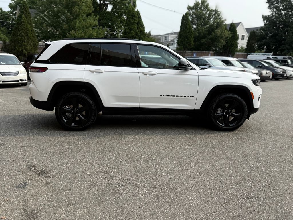 2025 Jeep Grand Cherokee Limited photo 2