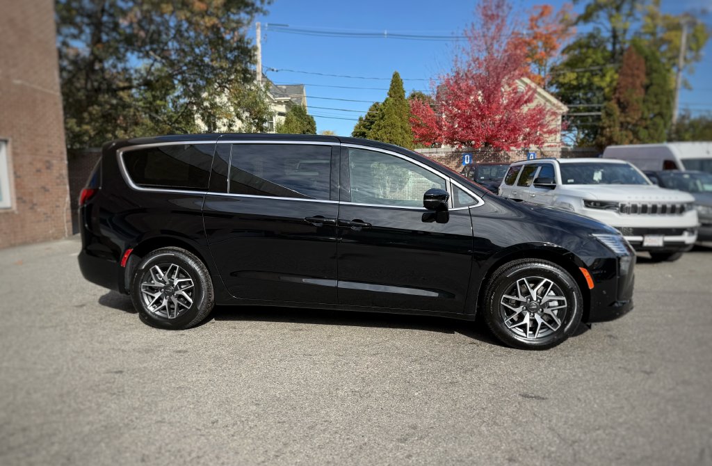 New 2027 Chrysler Pacifica Limited Passenger Van